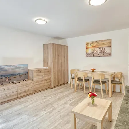 3 Bedroom Gorgeous In Appartement *